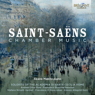 Entourées d'instruments à vents, la pianiste Akane Makita joue Saint-Saëns