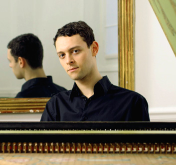 le claveciniste Benjamin Alard joue Bach à la Cité de la musique (Paris)