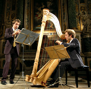 Victor Aviat (hautbois) et Nikolaz Cadoret (harpe) au festival arlésien 2005