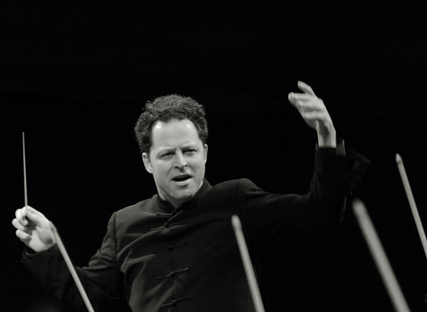 John Axelrod dirige Sinfonietta Cracovia au MIDEM (Cannes, 2010)
