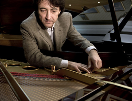 au Louvre, le pianiste Jean-Efflam Bavouzet donne un récital français