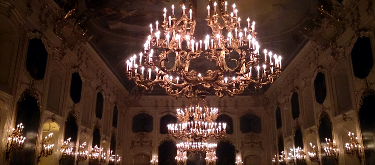 les lustres de la majestueuse Riesensaal à la Hofburg d'Innsbruck