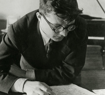 Dmitri Chostakovitch en 1923, travaillant à son Trio en ut mineur Op.8 n°1