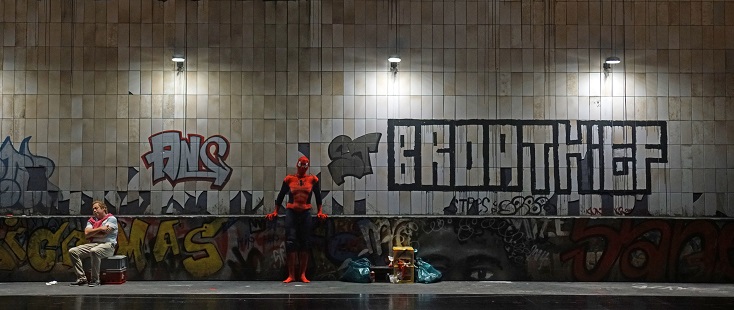 Spiderman dans le métro ? Non, l'excellent Quichotte de Gábor Bretz à Bregenz...