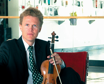 le chef et violoniste Gottfried von der Goltz photographié par Peter Kanneberger