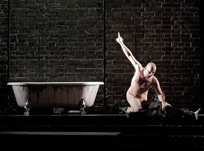 Stéphane Degout, immense Hamlet nu à La Monnaie de Bruxelles