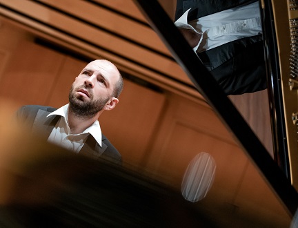 Fort beau récital du pianiste russe Andreï Korobeïnikov, avenue Montaigne...