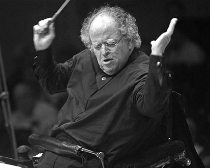 James Levine dirigeant de sa chaise roulante le Met Orchestra à Carnegie Hall