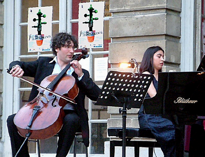 Guillaume Martigné au violoncelle et Juliana Steinbach au piano