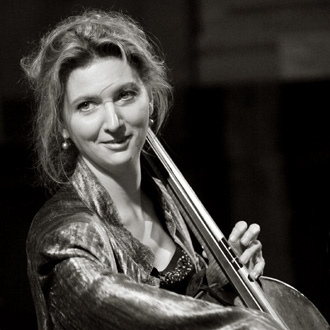 la violoncelliste Ophélie Gaillard joue Bach au festival Sinfonia en Périgord
