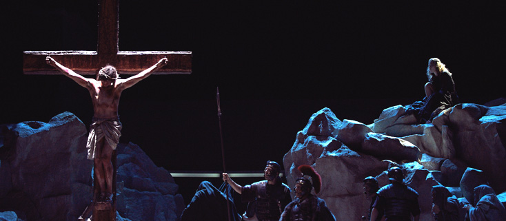 à la Deutsche Oper de Berlin, Philipp Stölzl met en scène Parsifal (Wagner)