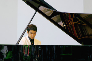 le jeune pianiste François-Xavier Poizat à La Roque d'Anthéron 2007