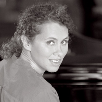 la pianiste Caroline Sageman en récital à l'Orangerie de Bagatelle (Paris)