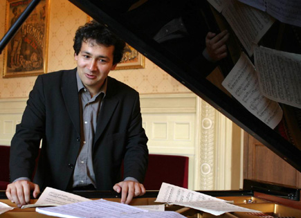 le jeune pianiste roumain Ferenc Vizi en récital au Théâtre de la Ville (Paris)
