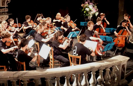 un orchestre de jeunes gens ouvre le fesstival Cordes en ballade (Ardèche)