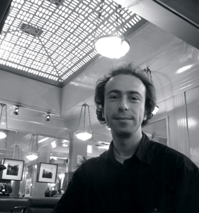 le compositeur américain Aaron Einbond photographié par Bertrand Bolognesi