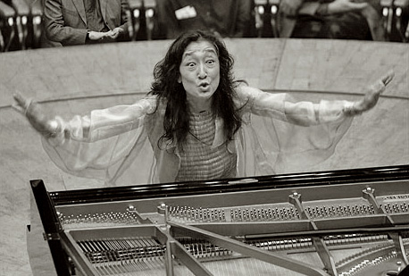 Mitsuko Uchida extatique devant son grans Steinway de concert