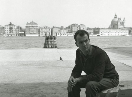 le compositeur Luigi Nono photographié à Venise, sa ville natale