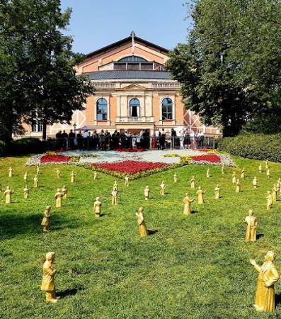 Les petites statues wagnériennes du Festival de Bayreuth, au soleil