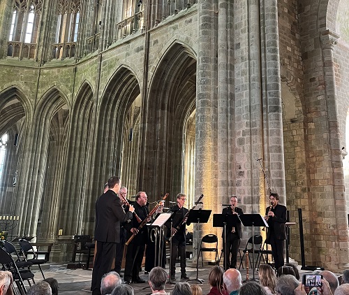 Les bois de l'ensemble Stradivaria jouent Mozart au Mont Saint-Michel...