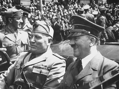 Munich, 1940 : Adolf Hitler et Benito Mussolini paradent en voiture