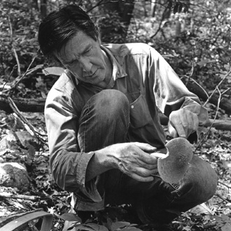 le compositeur et micologue américain John Cage photographié par William Gedney