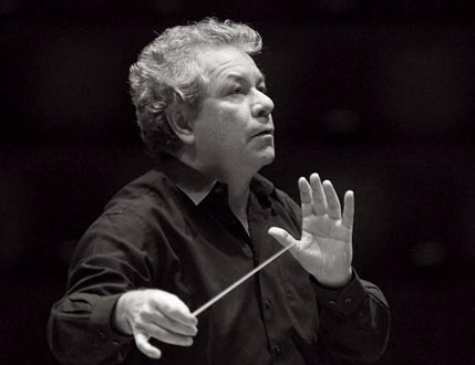 Jiří Bělohlávek dirige le BBC Symphony Orchestra au Théâtre des Champs-Élysées