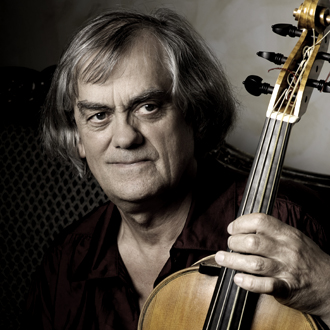Sigiswald Kuijken joue Bach au Festival de Sablé (photo de Georg Thum)