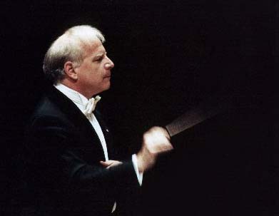 le chef étatsunien Leonard Slatkin dirige le Philharmonique de Radio France