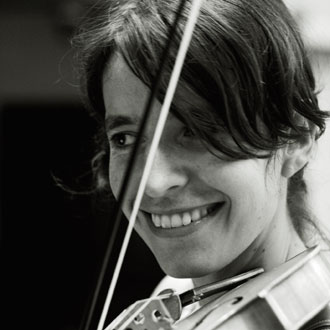 la violoniste baroque amandine Beyer joue Bach au Théâtre des Abbesses (Paris)