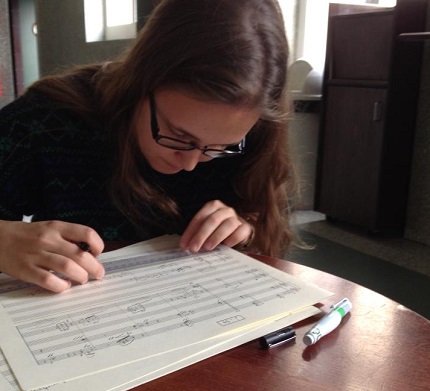 La compositrice Clara Olivares à la table de travail