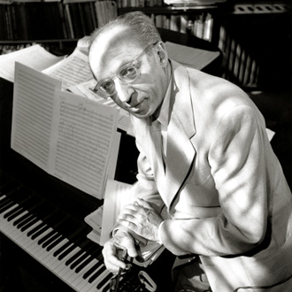 le compositeur américain Aaron Copland (1900-1990)