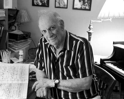 le compositeur étatsunien George Crumb, joué par Toros Can à Paris