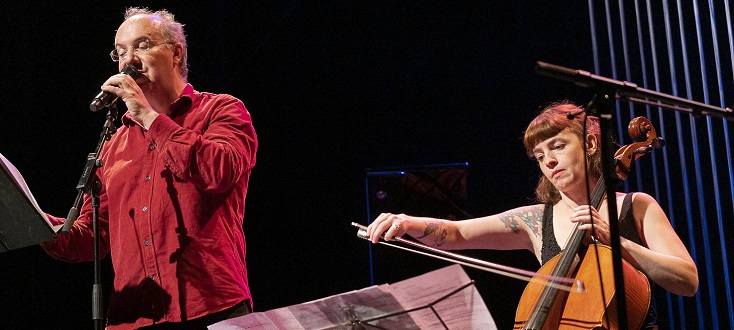 Entouré de divers musiciens, Alain Damasio partage ses textes