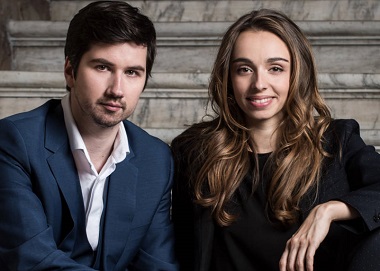 Accompagnée au luth, Léa Desandre chante le premier baroque italien