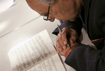 Pierre Boulez travaillant à la révision de son Livre pour quatuor