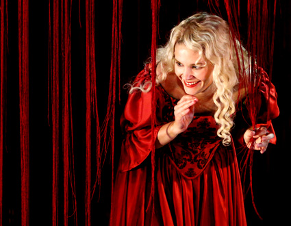 le jeune soprano hongrois Emőke Baráth est Elena au Festival d'Aix-en-Provence