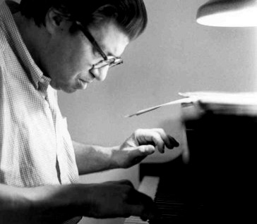 le comositeur américain Morton Feldman (1926-1987) photographié par Irene Haupt