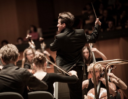 Quentin Hindley joue le Requiem de Mozart au Théâtre des Champs-Élysées (Paris)