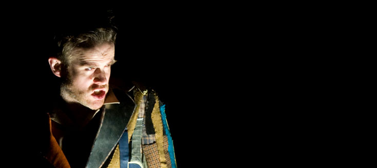 L'Arlequin d'Ullmann, dans Der Kaiser von Atlantis mis en scène par Louise Moaty