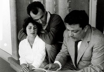 les compositeurs Maderna et Nono, à la fenêtre avec Mlle Schönberg