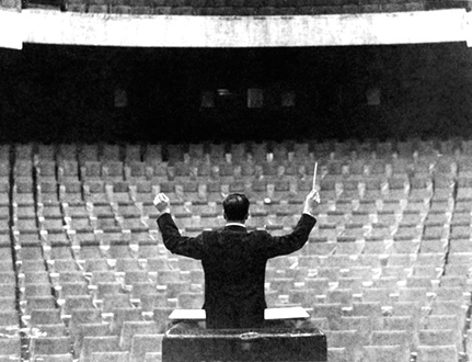 Yves Klein dirige sa Symphonie Monoton en 1959