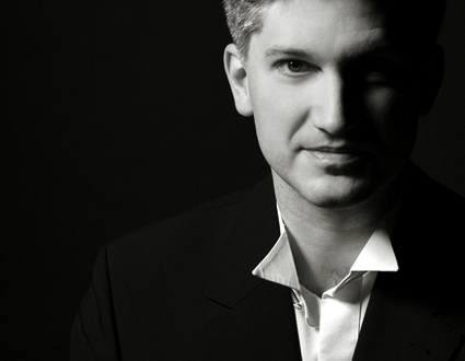 le jeune Frank Markowitsch dirige le Chœur de Radio France in loco