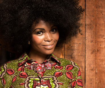 Accompagnée du pianiste James Baillieu, Pumeza Matshikiza chante l'opéra