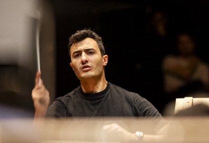 Samy Rachid remplace Robin Ticciati blessé, à la tête de l'Orchestre de Paris