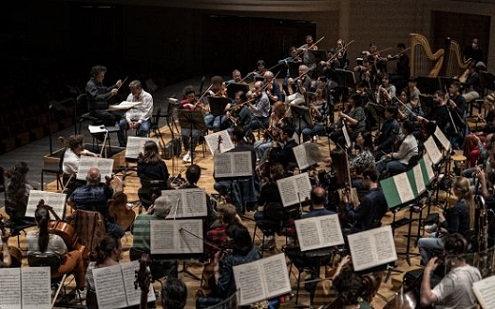Alain Altinoglu dirige les Orchestre symphonique et Chœur de la Monnaie