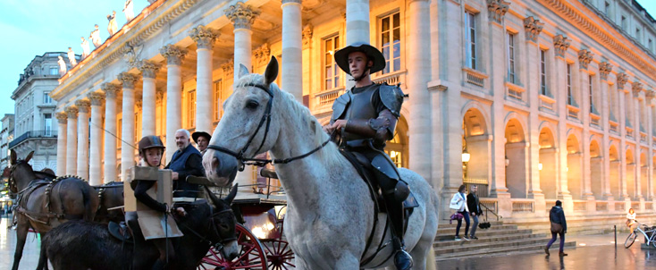 à Bordeaux, les voyages du Quichotte sillonnent la ville....
