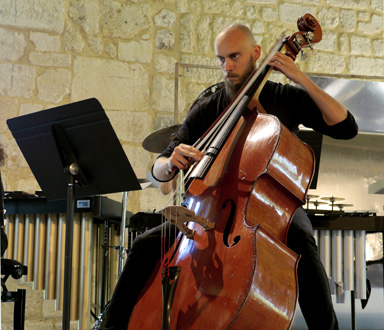 le contrebassiste Nicolas Crosse, lors des concerts Voix Nouvelles à Royaumont
