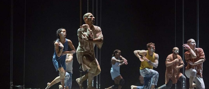 Sidi Larbi Cherkaoui met en scène Satyagraha de Glass à Berlin (Komische Oper)