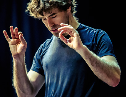le chef britannique Benjamin Shwartz joue la musique de John Adams